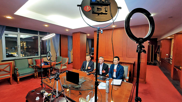 陳勇在北京與港區人大同僚一同舉行線上記者會。