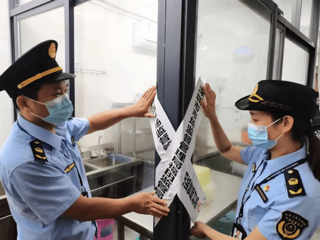 深圳市市场监管局执法人员查封涉事的店铺。