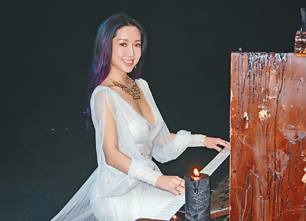 ■崔碧珈為MV飾演小丑和皇后角色。
