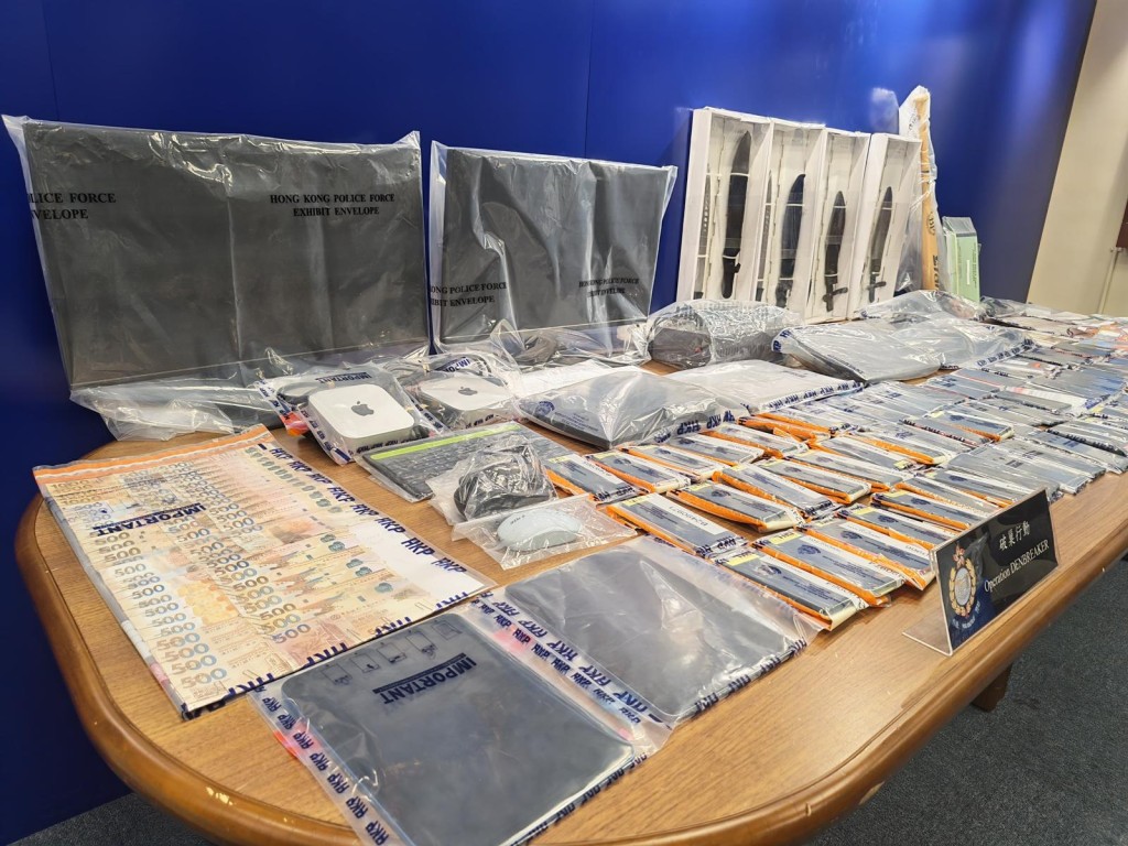 警方於外圍營運中心內檢獲大量手提電話、電腦、文件及約五萬元現金。警方圖片