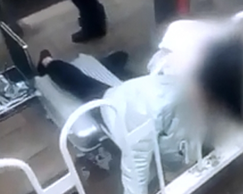 湖北一名女子不小心跌倒，头部撞向路边护栏，颈部被卡在护栏上，当场死亡。 网图