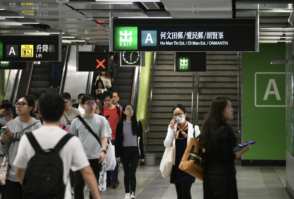 其後港鐵更改有關的出口指示牌名稱。資料圖片 其後港鐵更改有關的出口指示牌名稱。資料圖片