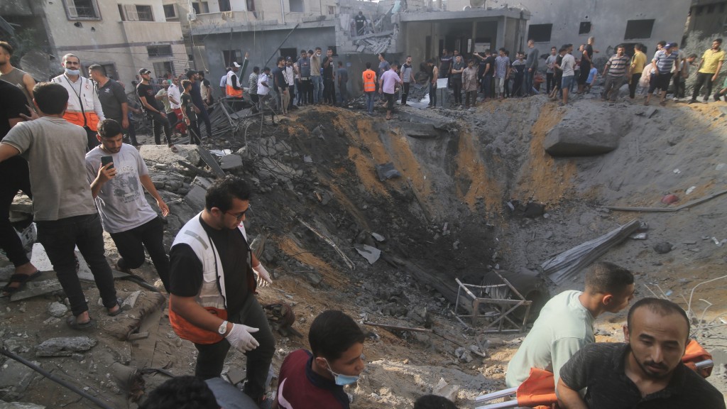 空襲擊中拉法一處民房，地上炸出大坑。 美聯社