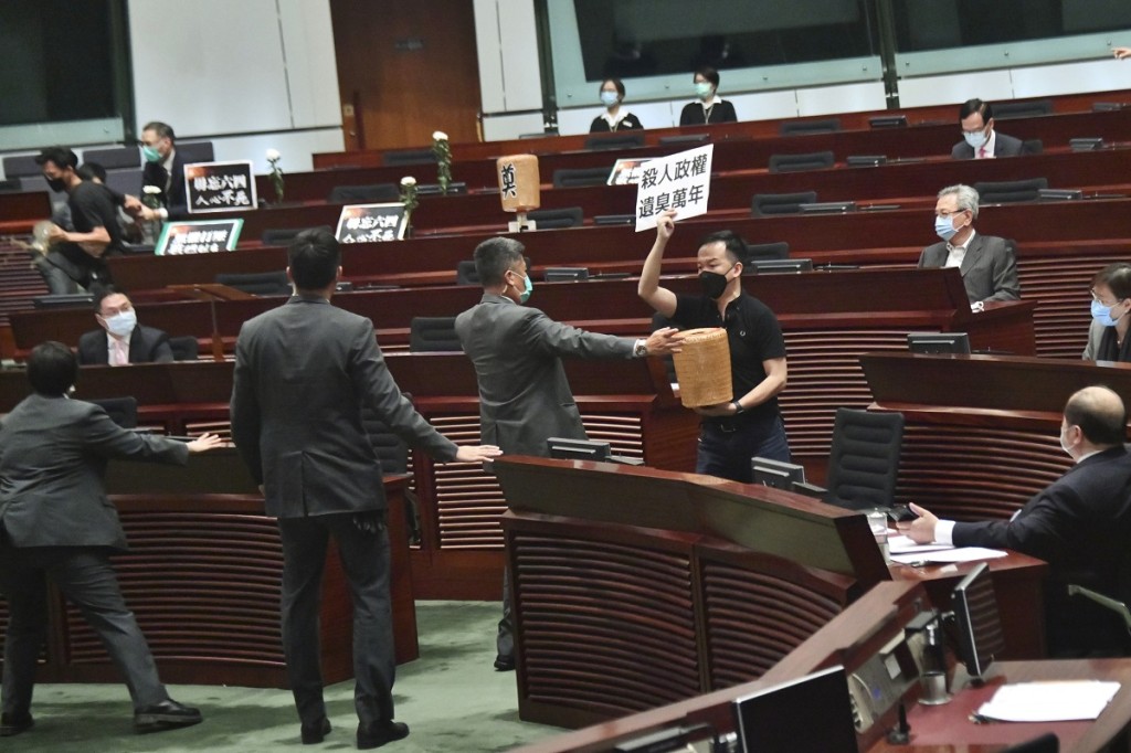 陳志全、朱凱迪投擲惡臭液體及污穢物在會議廳內示威,導致會議中斷,秘書處報警處理。資料圖片