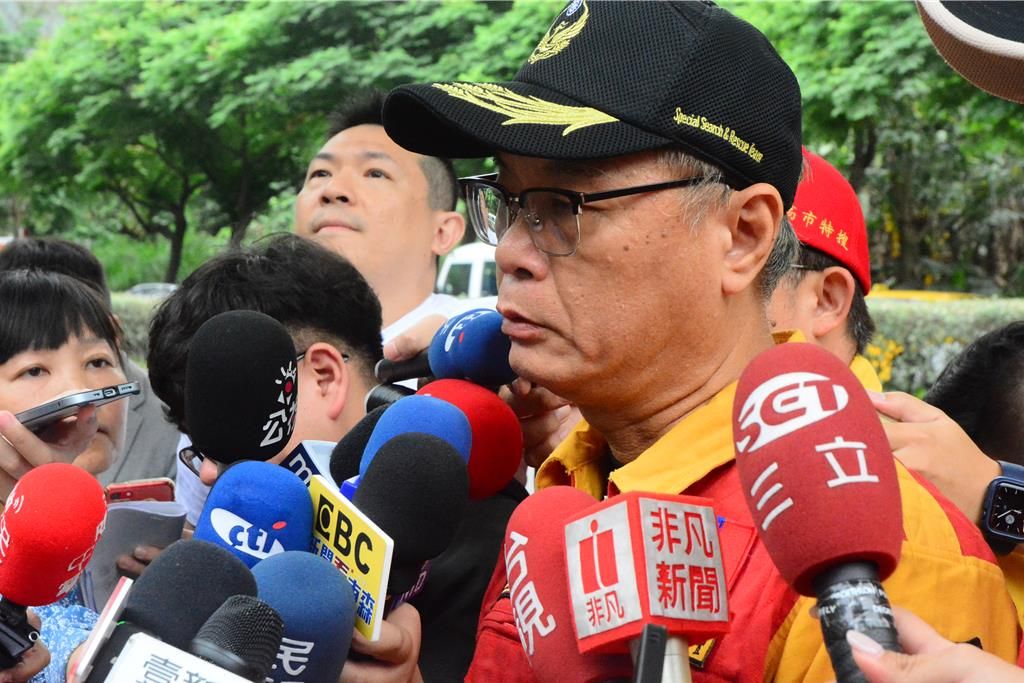 消防署特搜队长陈义丰受说明搜救最新进度，路况险恶，希望尽快开通山路抢救。 中时