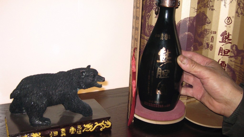 2011年，北京一家归真堂门店展示一瓶熊胆酒。 路透社