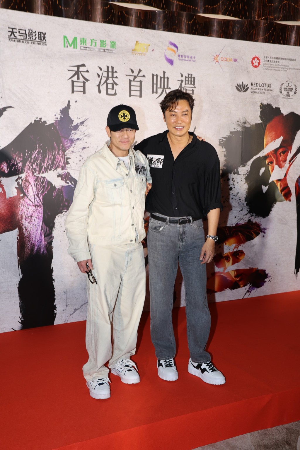 對於友第三胎係仔定女,郭富城攤開雙手笑晒口表示:「我都唔知喎!」 對於友第三胎係仔定女,郭富城攤開雙手笑晒口表示:「我都唔知喎!」
