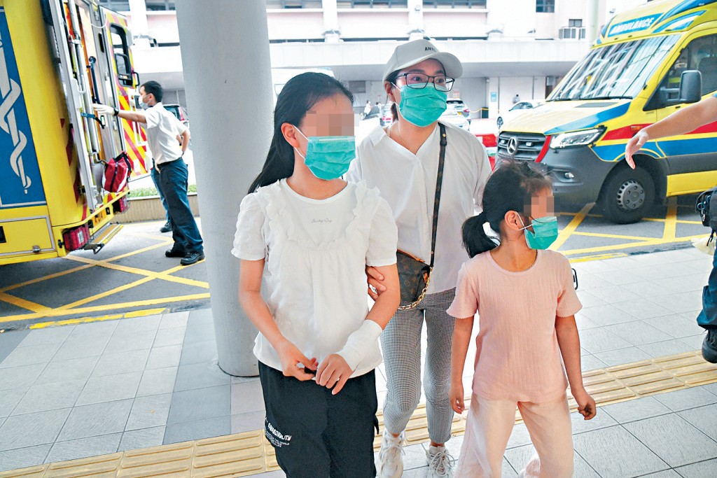 女童郊遊期間遭野猴抓傷，由家人陪同送院治理。