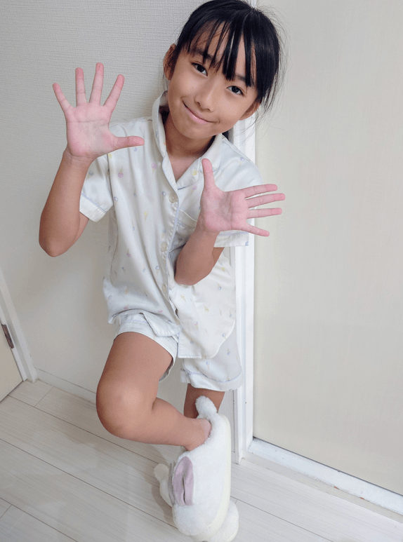 平田琉七身穿睡衣張開雙手，家居生活照充滿童趣。