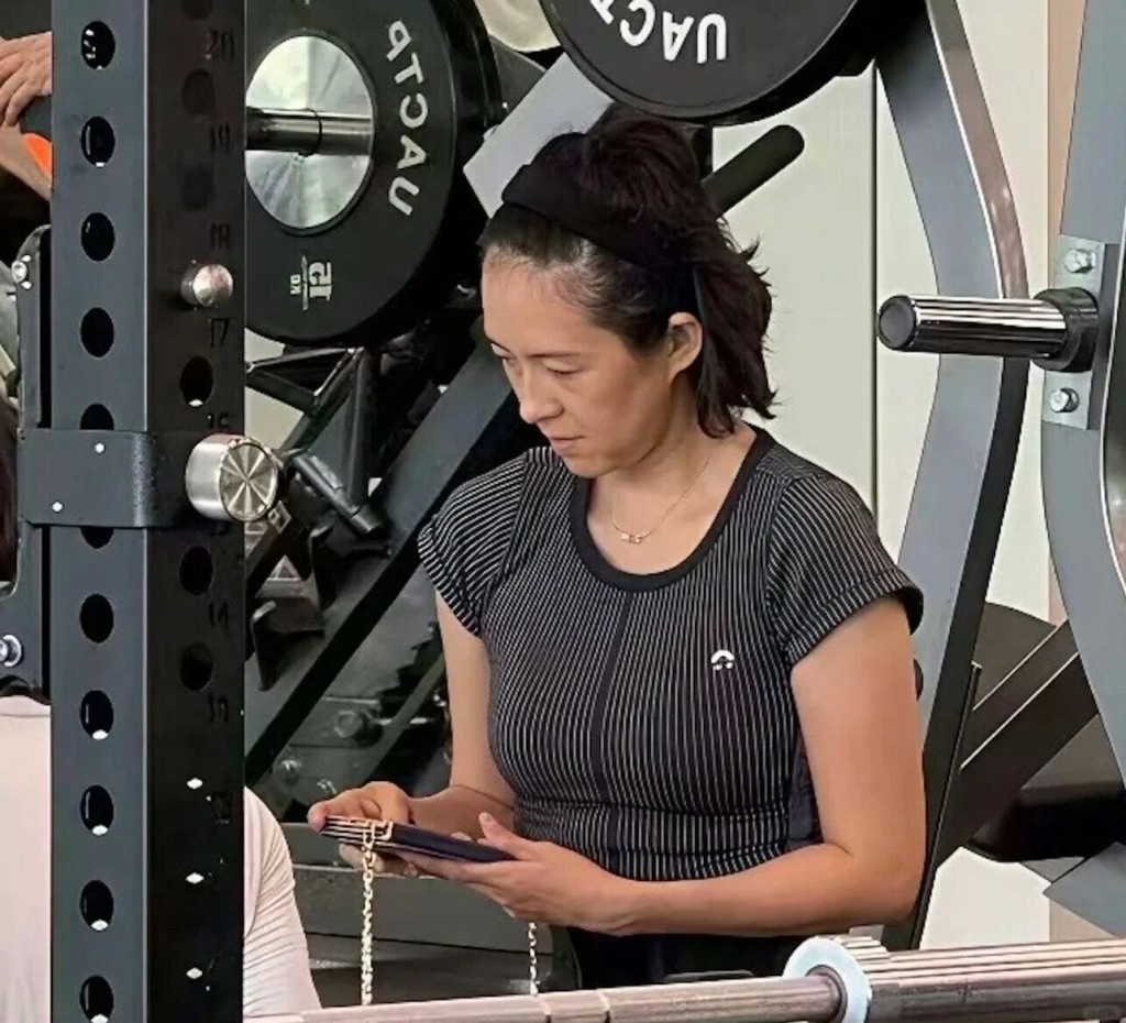 章子怡早前素顏健身,被指「斷崖式」衰老。 章子怡早前素顏健身,被指「斷崖式」衰老。