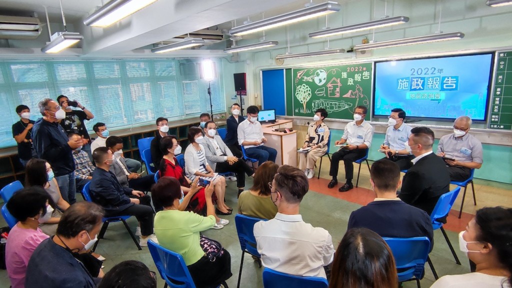 陈茂波等人出席施政报告地区咨询会。网志图片