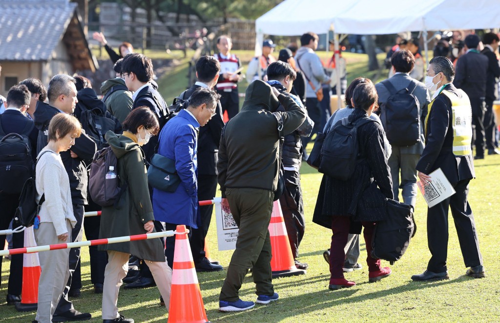 约700人一早排队抢旁听席位。法新社 约700人一早排队抢旁听席位。法新社