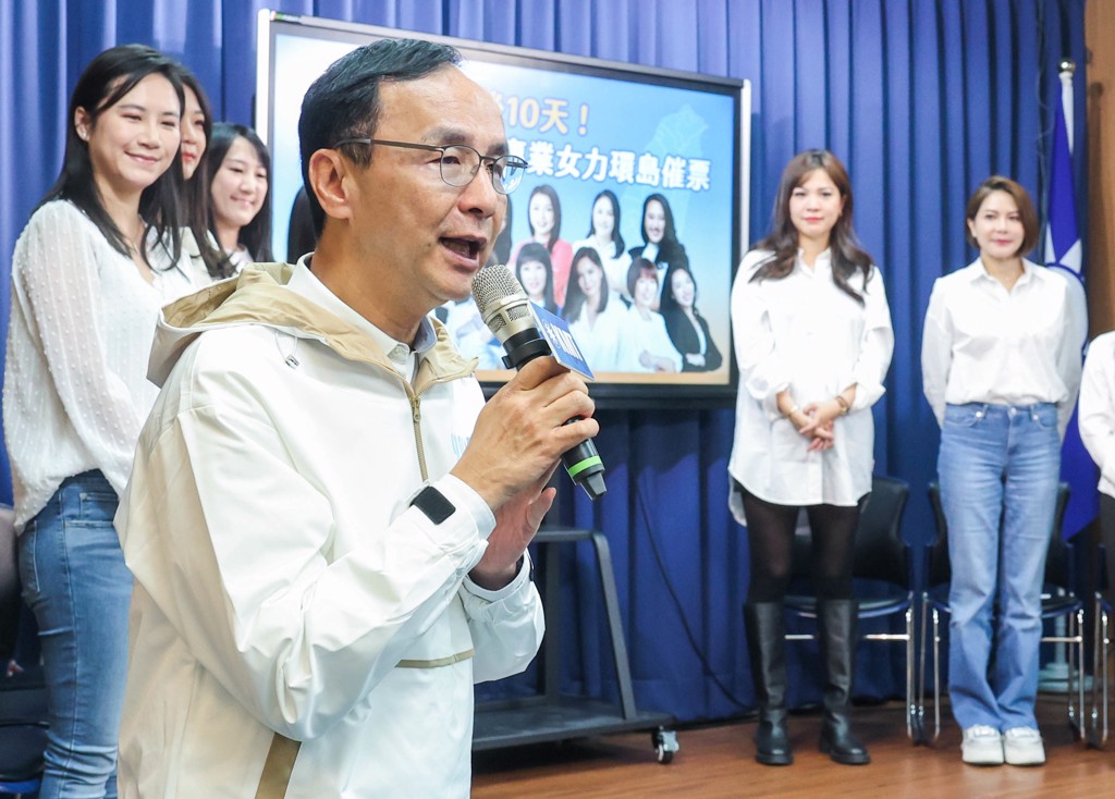 国民党组「KMT Girls」助选，党主席朱立伦来打气。 中时网