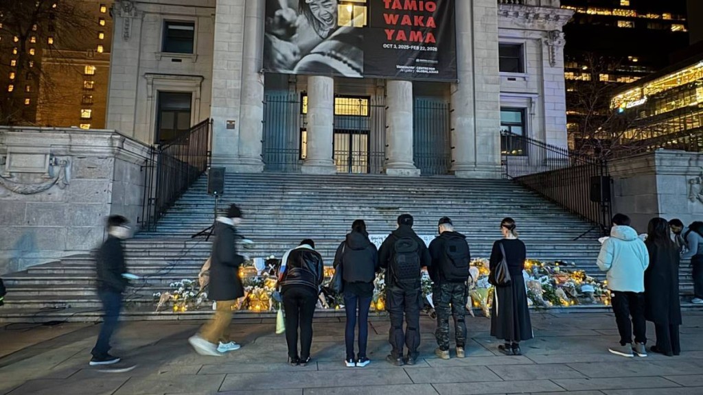 溫哥華周日有逾千人參加大埔宏福苑五級火的悼念活動。加拿大《星島》