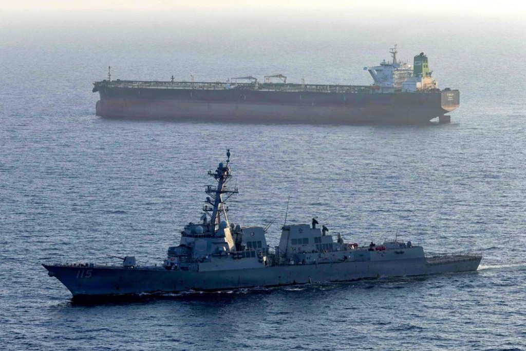 美國海軍驅逐艦「佩羅塔號」於4月26日對懸掛伊朗國旗的原油油輪「溪流號」執行海上封鎖任務。法新社 美國海軍驅逐艦「佩羅塔號」於4月26日對懸掛伊朗國旗的原油油輪「溪流號」執行海上封鎖任務。法新社