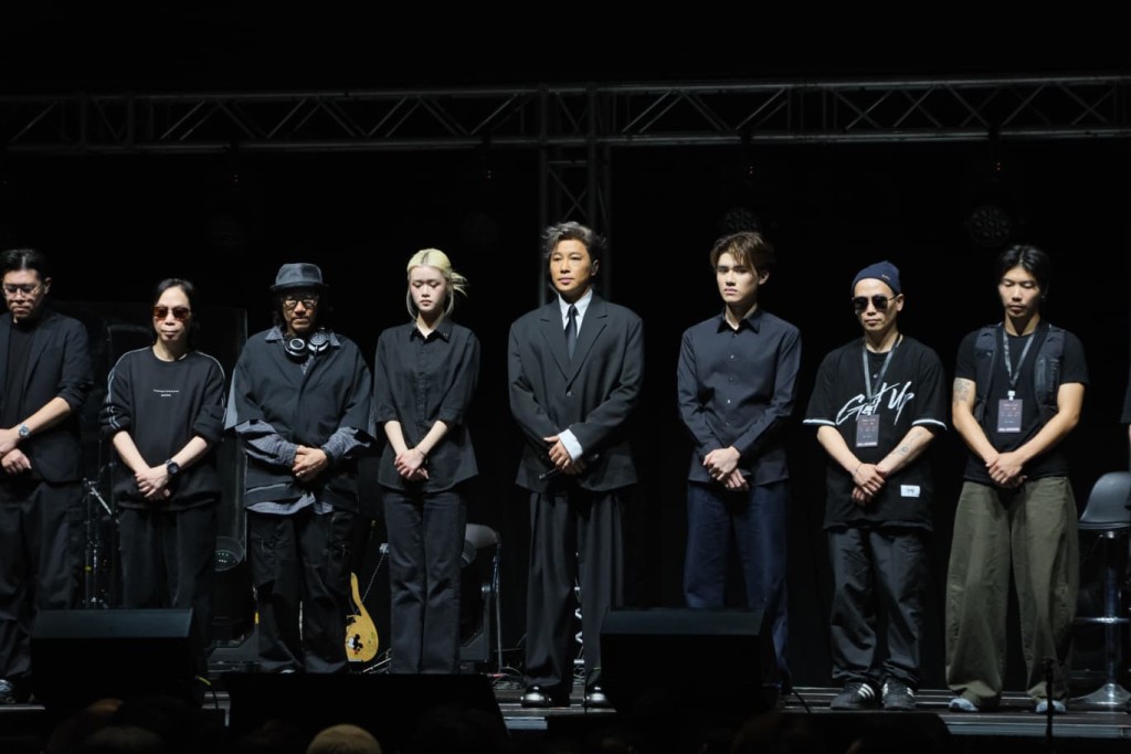 開騷前為大埔宏福苑五級火死傷者默哀。 開騷前為大埔宏福苑五級火死傷者默哀。