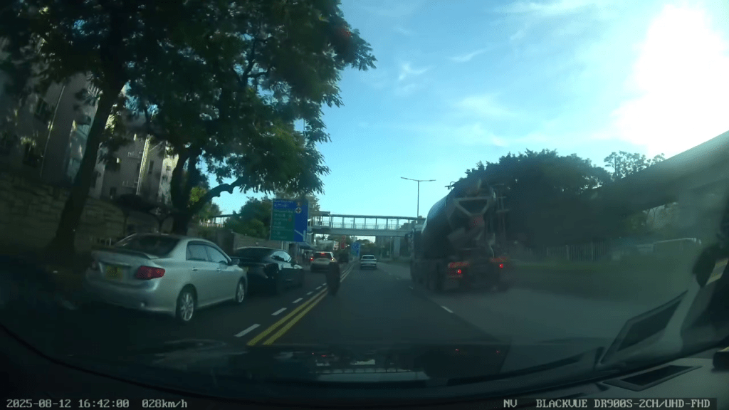 車輪溜前剷上行人路。 車輪溜前剷上行人路。