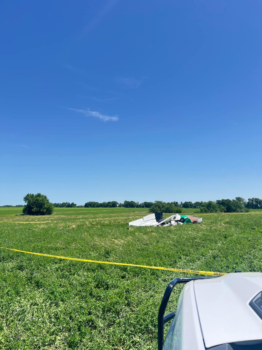 美国密苏里州一架执行跳伞任务的小型飞机坠地全毁。 bates county sheriff's Office