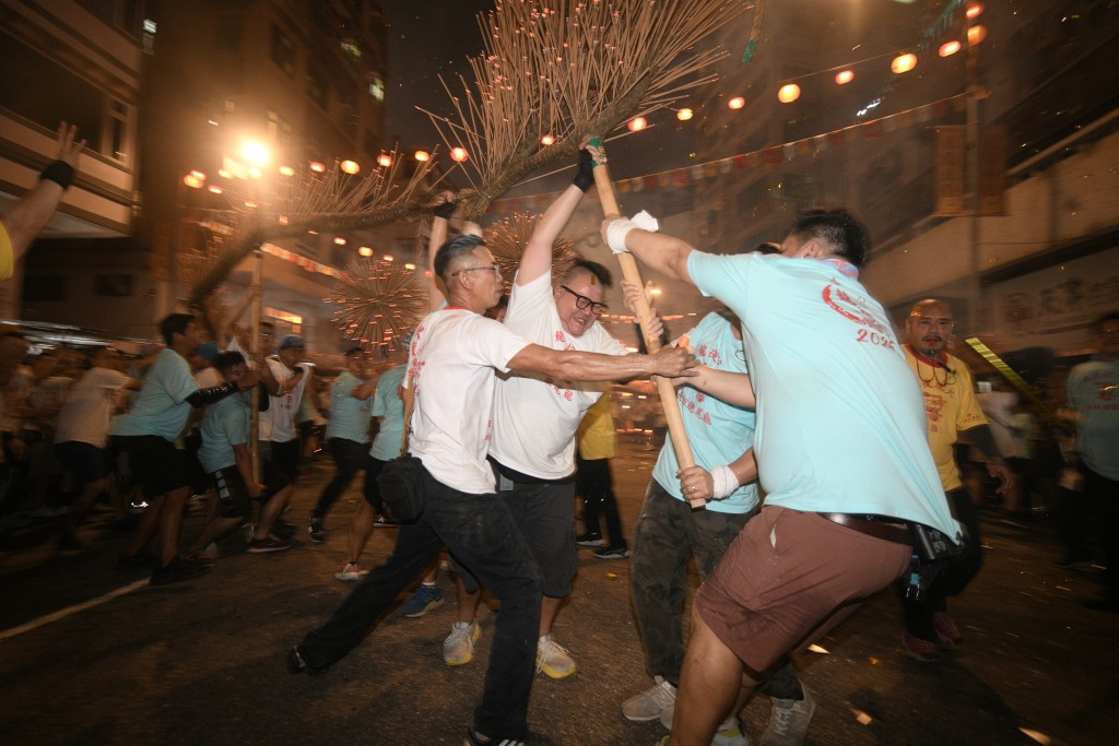 舞火龍祈求合境平安。