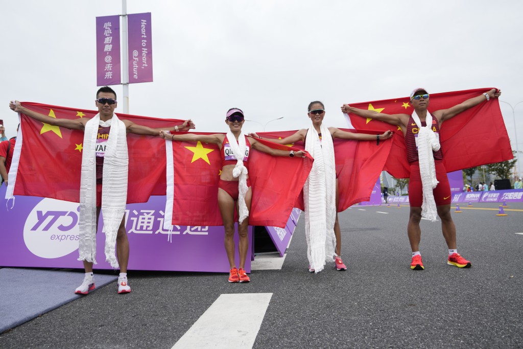 切陽什姐、白雪瑩、賀相紅和王欽在亞運35公里競走賽事奪冠後慶祝。 AP
