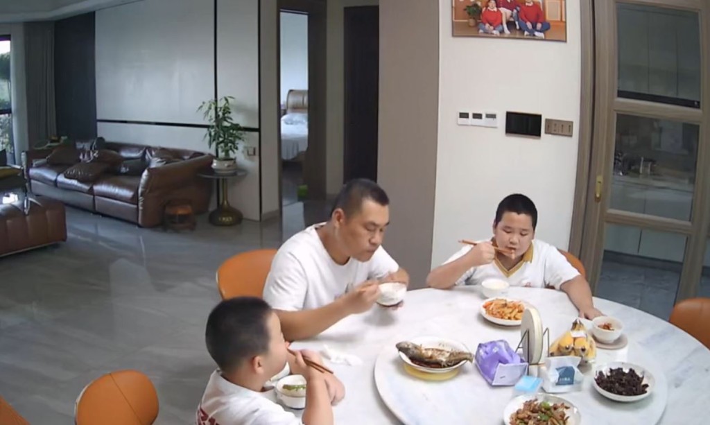「幹飯哥」逃生不忘多扒兩口飯的趣怪模樣，在網上爆紅。抖音＠洋洋