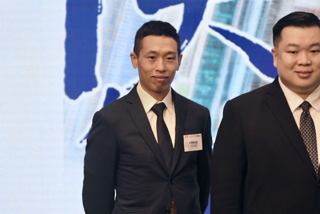 香港頂尖華人騎師何澤堯成功入選「十大傑出青年選舉2026」,成為歷來首位獲選「十大傑出青年」的華人騎師。楊駿堯攝 香港頂尖華人騎師何澤堯成功入選「十大傑出青年選舉2026」,成為歷來首位獲選「十大傑出青年」的華人騎師。楊駿堯攝