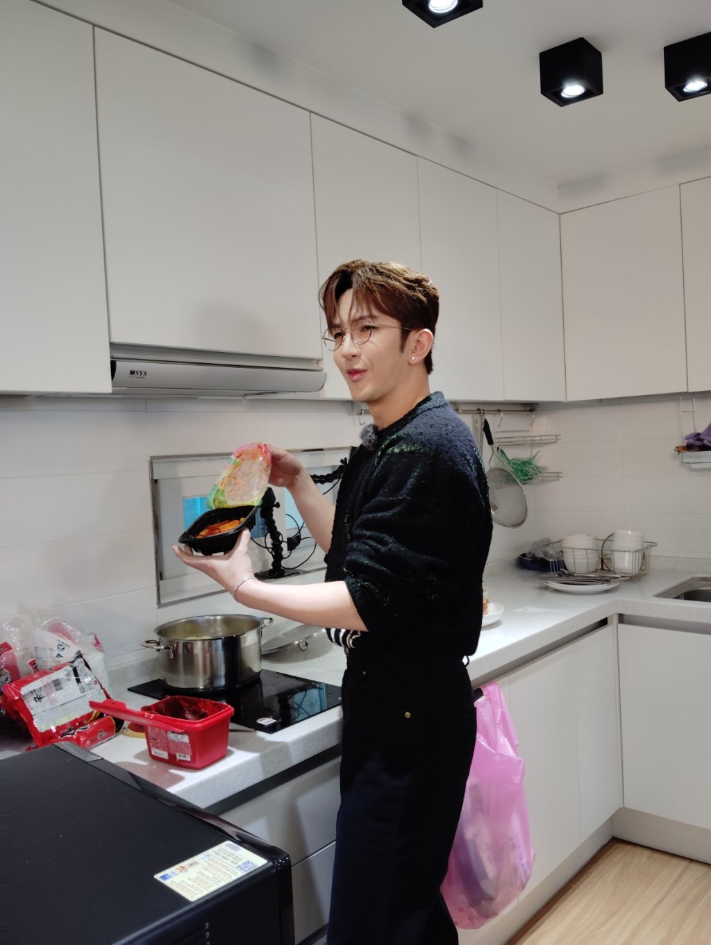 順利完成錄影後，Anson Lo親自炮製部隊鍋慰勞眾師弟。