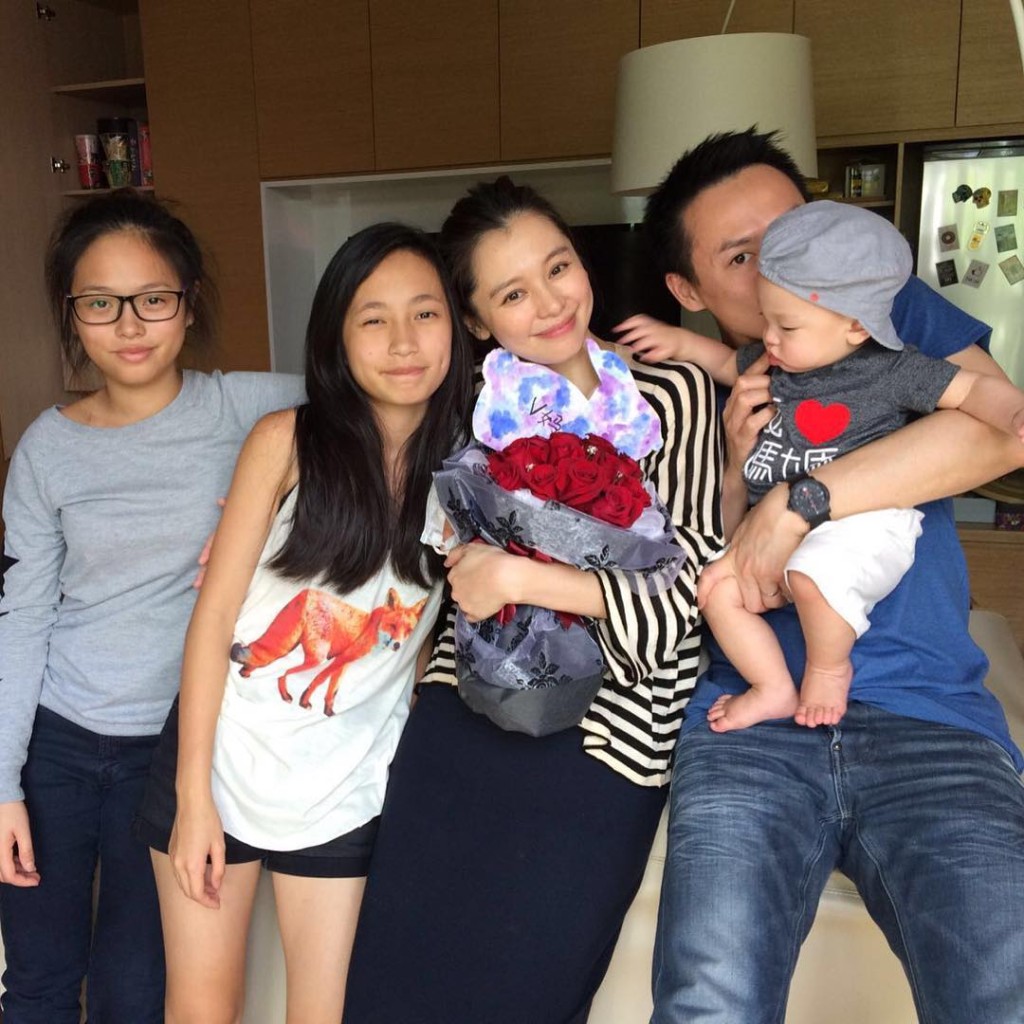 徐若瑄为李云峰诞下一子，与两继女感情不错。