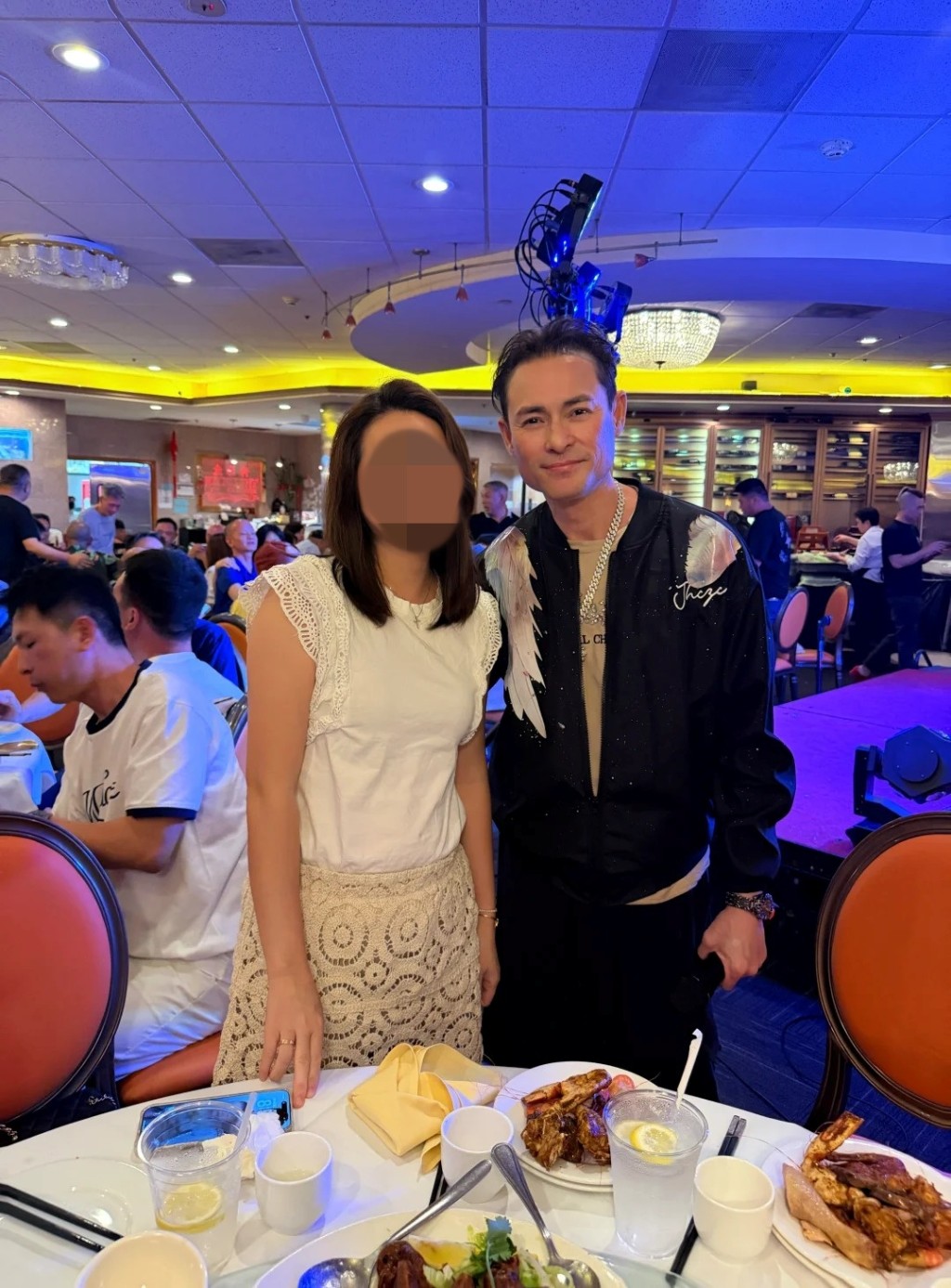 海俊傑近日在美國巡迴演出時，被粉絲野生捕獲，當天他面色紅潤，露出了久違的笑容。
