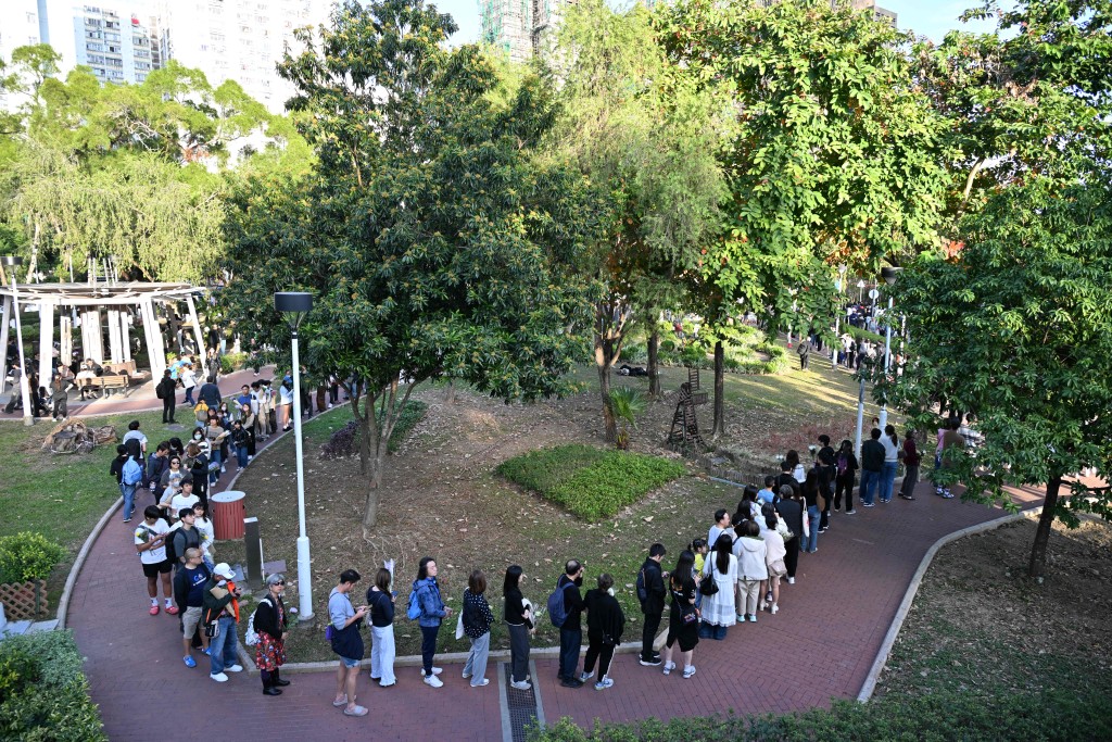 數百名市民今日到場獻花悼念死難者。