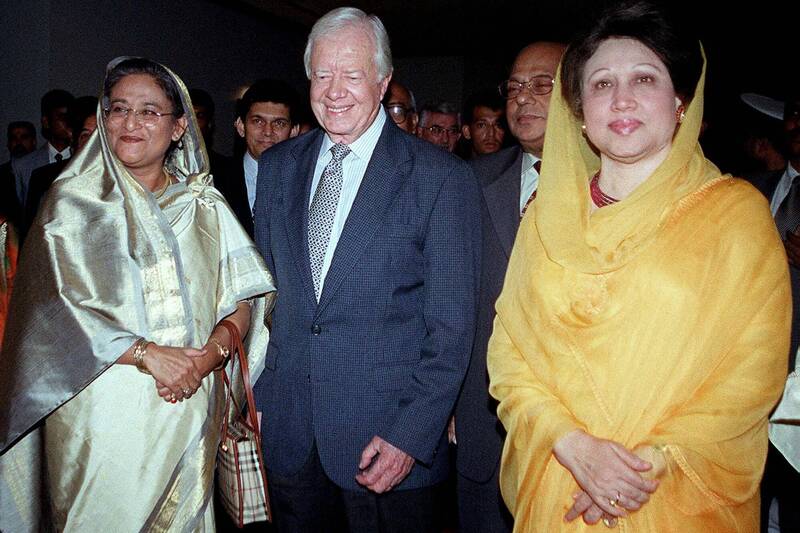 2001年8月，美國前總統卡特（中）訪問孟加拉首都達卡時，與當時兩位政壇死對頭齊亞及哈西娜（左）罕見同框的歷史畫面。法新社