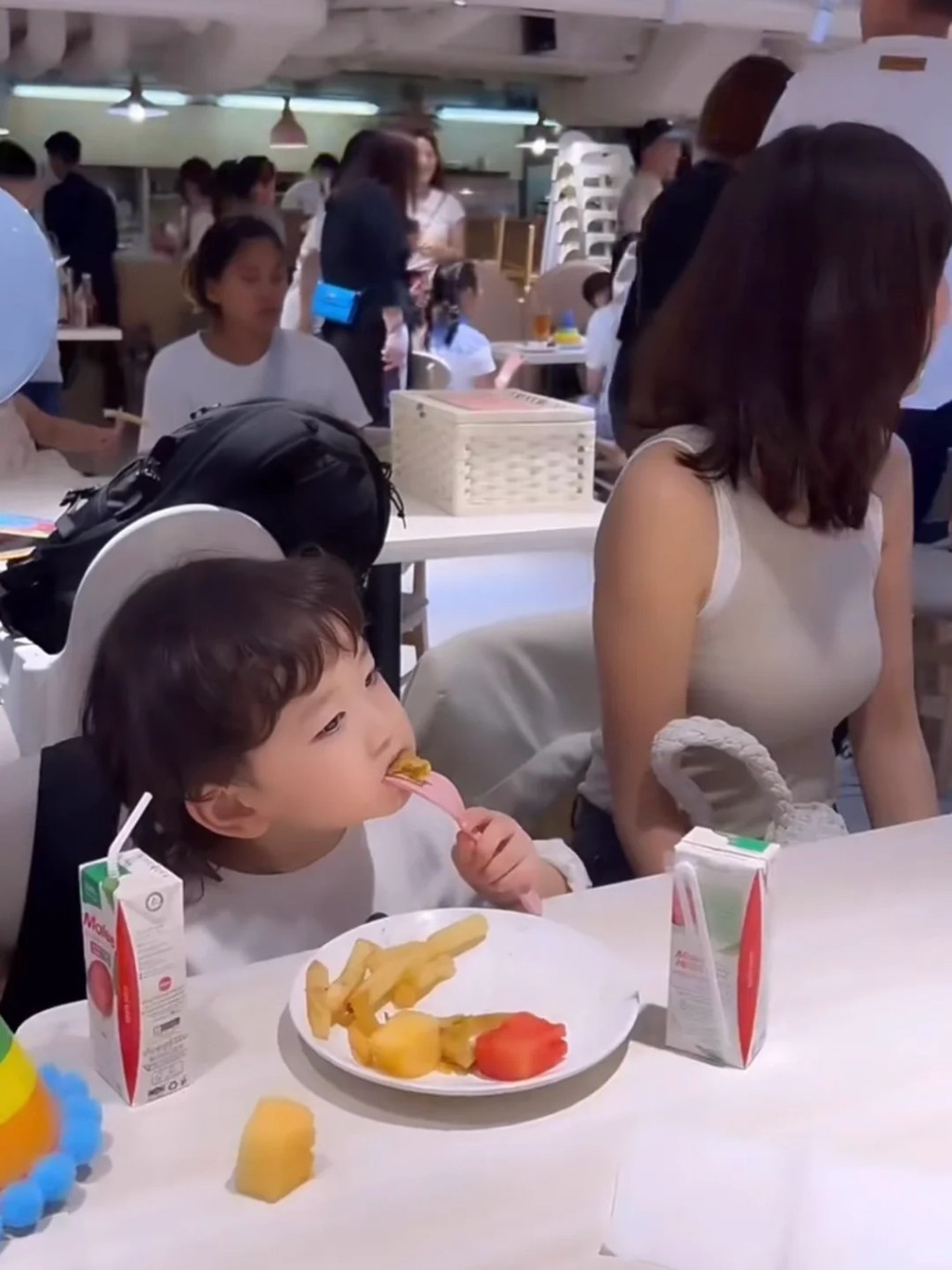 陈山聪儿子吃得好开心。