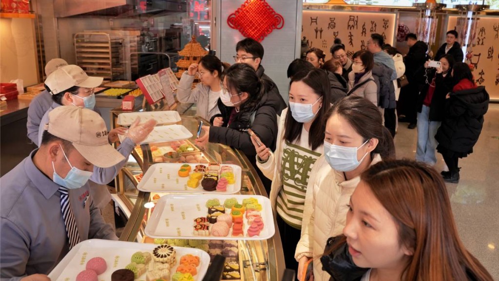 大批民眾到北京「稻香村」，購買習近平也選擇的3款糕點。中新社