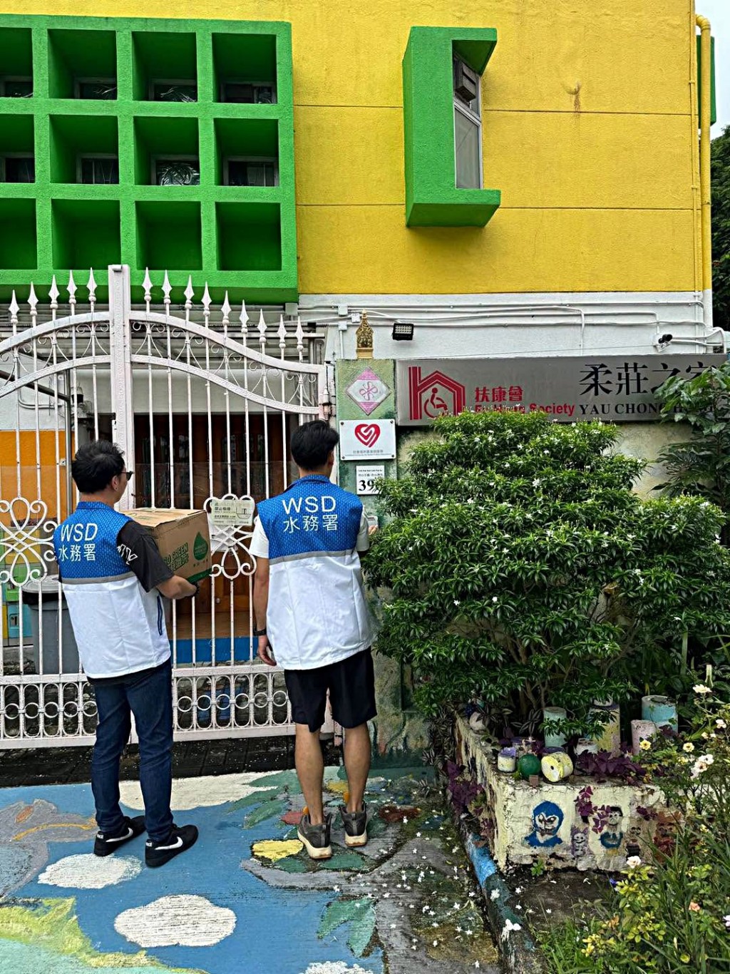 水務署向受影響居民派樽裝水。 水務署向受影響居民派樽裝水。