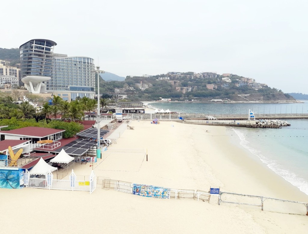 部分大梅沙沙滩位于酒店（左上）内，住客尊享。
