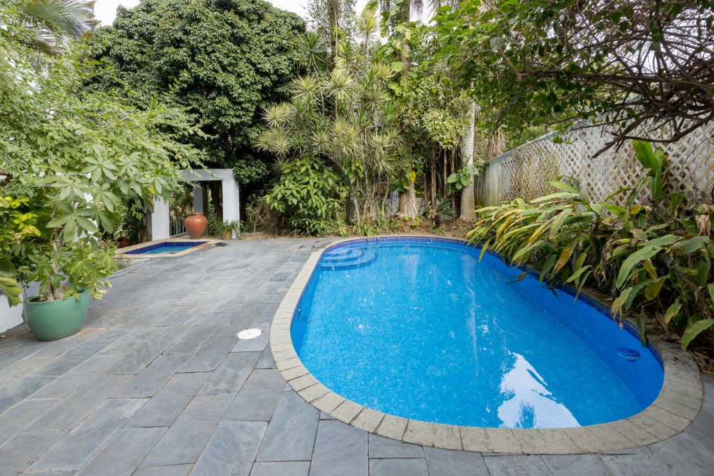 花園面積逾3600方呎，内附私人泳池。