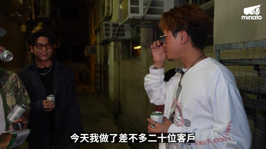 許廷鏗澄清訪問當天其實已經接診了差不多二十位病人。(影片截圖:MinatoTV《酒精路跑》) 許廷鏗澄清訪問當天其實已經接診了差不多二十位病人。(影片截圖:MinatoTV《酒精路跑》)