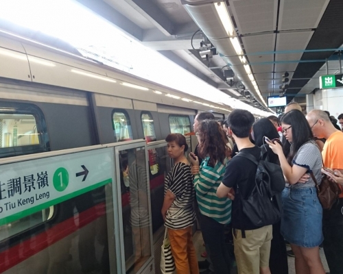 觀塘站月台站滿候車乘客。