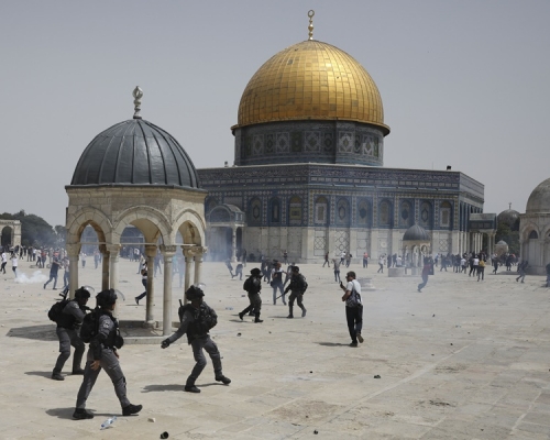 大批巴人在清真寺外再度與以色列軍警爆發衝突。AP