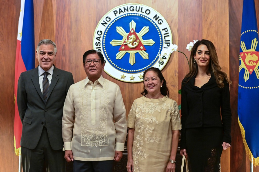 小馬可斯和夫人利薩日前接待到訪的佐治古尼及他的妻子。美聯社 小馬可斯和夫人利薩日前接待到訪的佐治古尼及他的妻子。美聯社