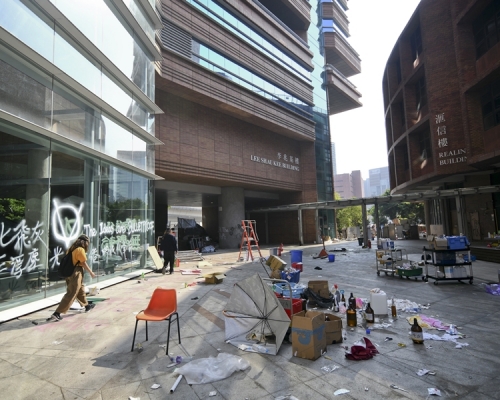 校內一片狼藉。