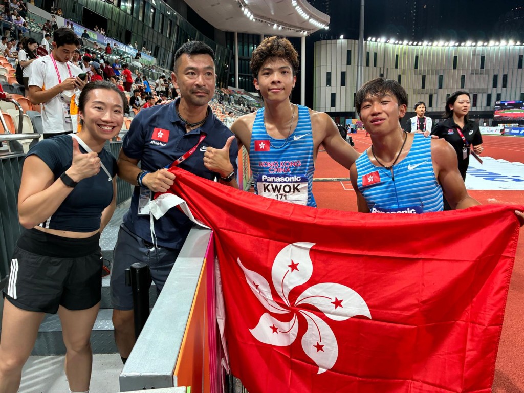 教練何君龍（左二）睇好陳一樂（右一）及郭俊廷（右二）有力在世青接力賽刷新香港U20紀錄。資料圖片