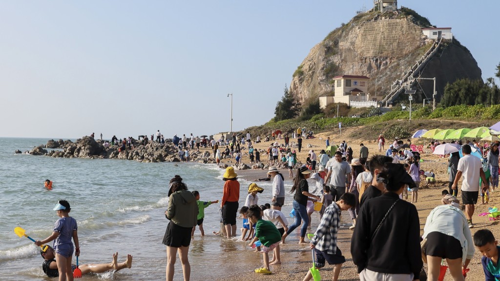 农历正月初五，海南省东方市的鱼鳞洲风景区吸引众多游客前来游玩。 中新社