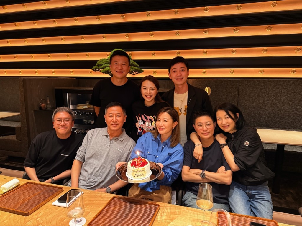 佘詩曼洩露JW與王至尊(後排左一)「拍拖照」,相中亦可見張國榮摯愛唐鶴德(前排左二)也在場。 佘詩曼洩露JW與王至尊(後排左一)「拍拖照」,相中亦可見張國榮摯愛唐鶴德(前排左二)也在場。