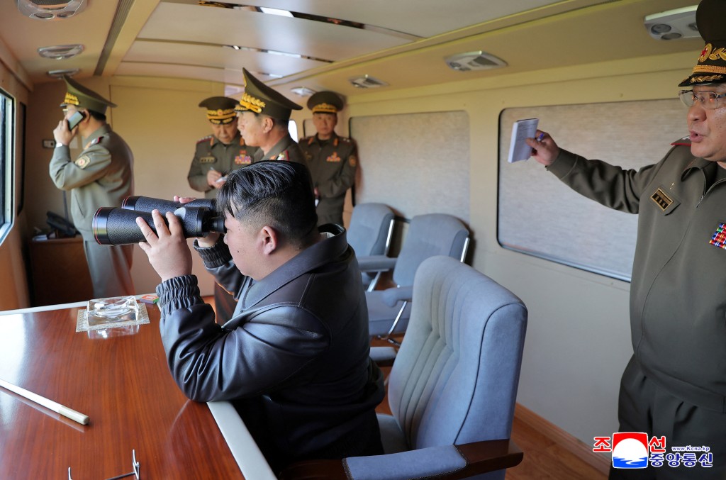 金正恩指導600毫米級多管火箭炮和火星炮-11甲型戰術彈道導彈訓練。路透社