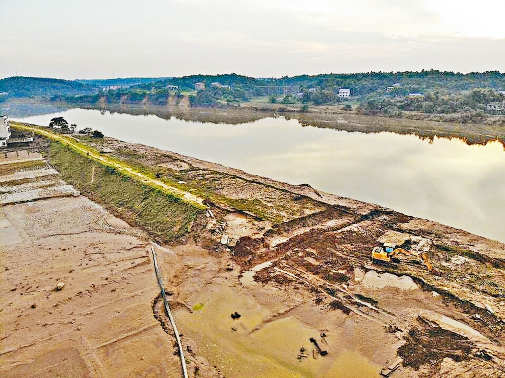 衡东县河堤五十米的决口仍敞开着。