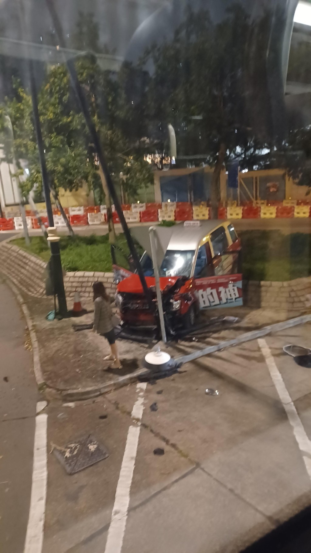 的士車頭嚴重損毀。網上圖片