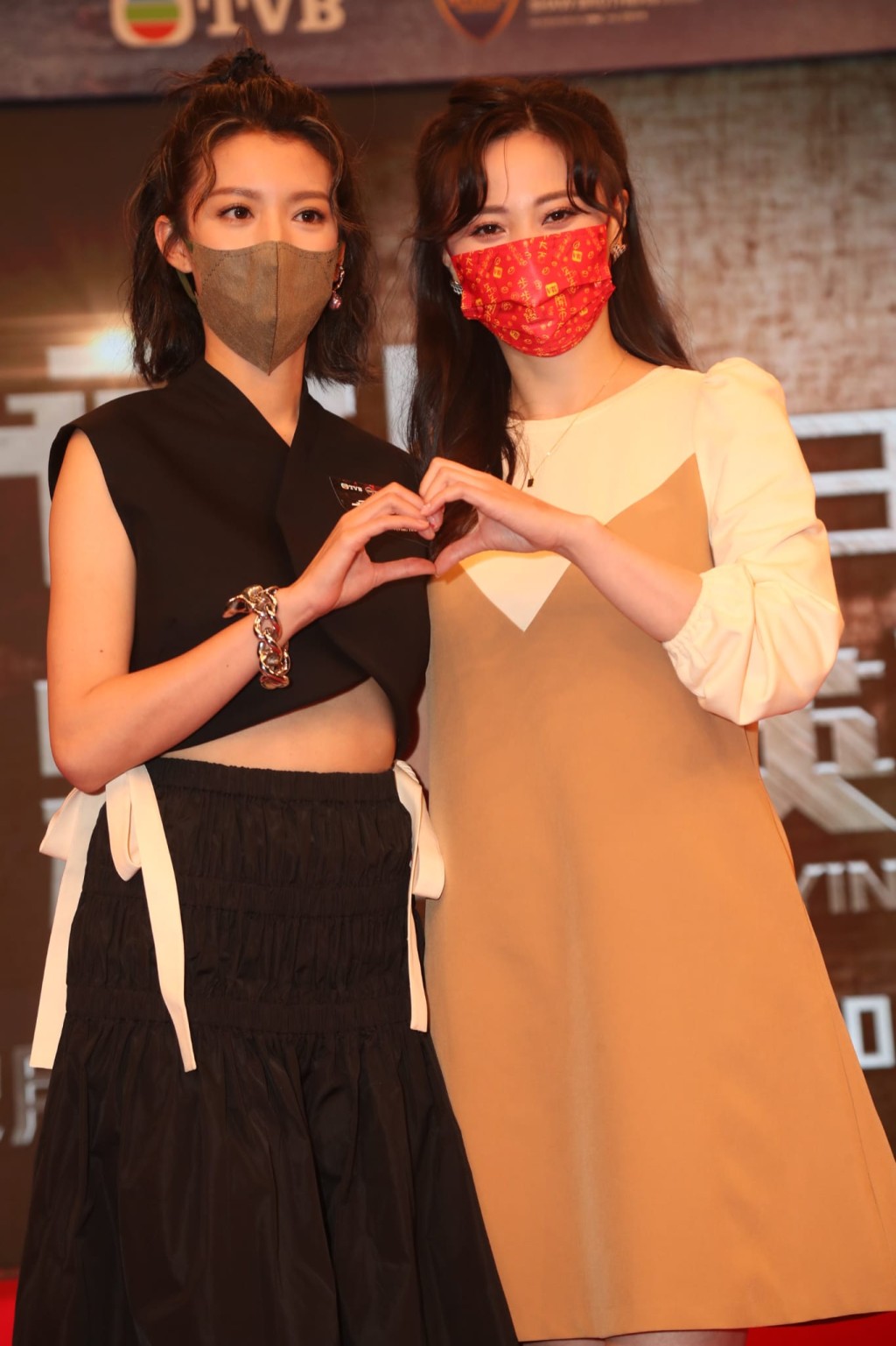 蔡思貝（左）和朱晨麗全程戴口罩接受訪問。
