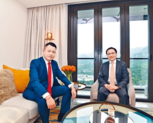 遠東方文昌（右）稱，建議政府降低強拍門檻至七成。左為陳富強。