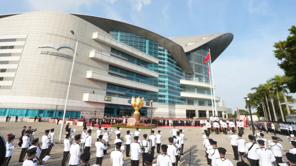 國慶76周年︱特首率高官出席升旗禮及酒會